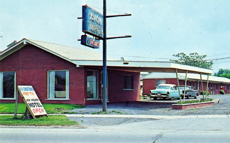 Avon Motel (Evergreen Motel) - Vintage Postcard